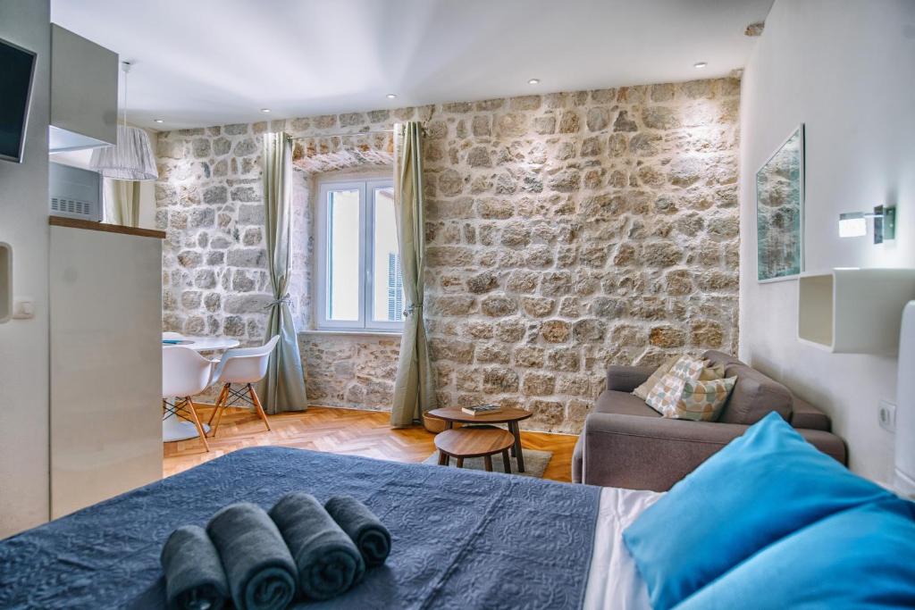 1 dormitorio con 1 cama y sala de estar en AMOROZO APARTMENTS by DuHomes en Dubrovnik