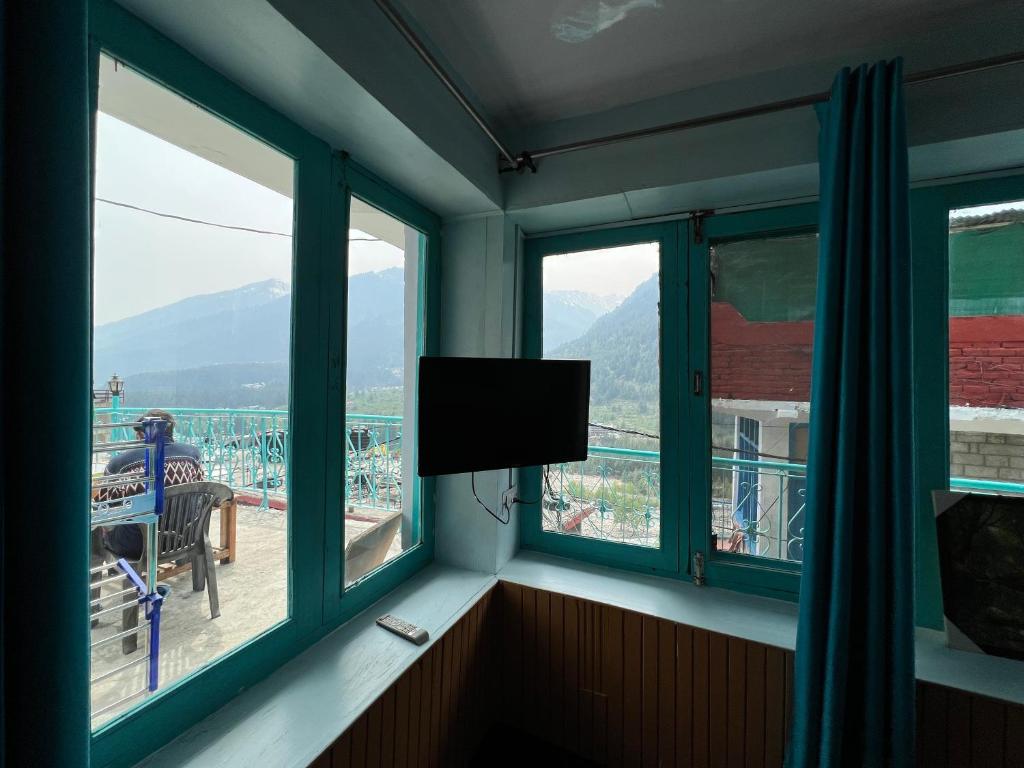 Nespecifikovaný výhled na hory nebo výhled na hory při pohledu z hostelu