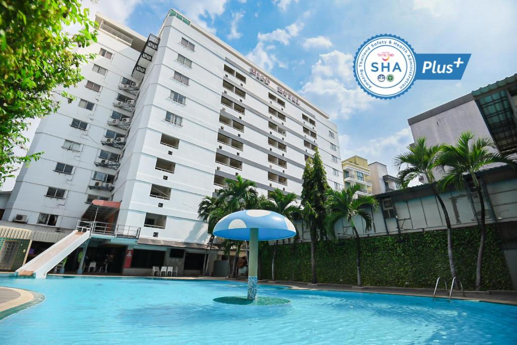 芭達雅南區的住宿－芭堤雅海索酒店，大楼前带蓝伞的游泳池