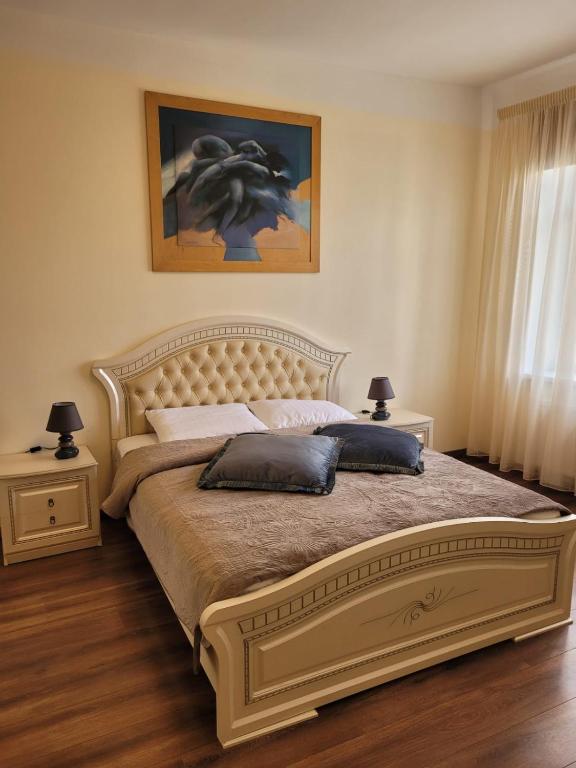 Postel nebo postele na pokoji v ubytování Talsu Vecpilsētas apartmenti
