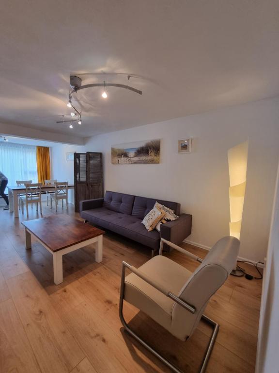 een woonkamer met een bank en een tafel bij Amsterdam Beach in Zandvoort
