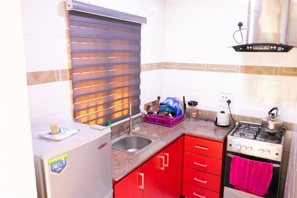 Kuchyň nebo kuchyňský kout v ubytování Easyinn Shortlet Apartment