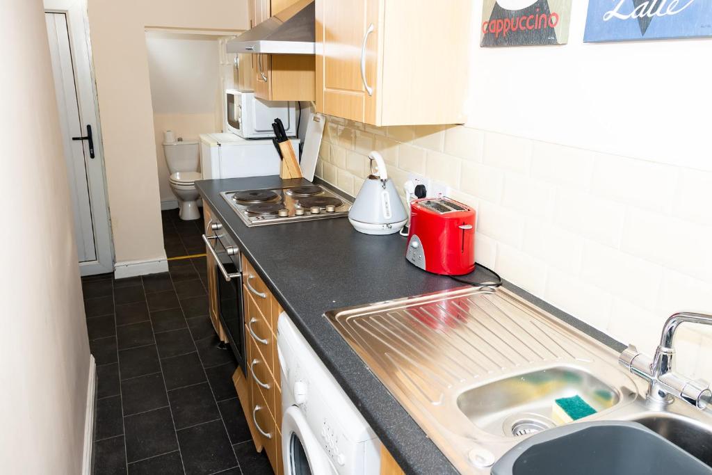 Een keuken of kitchenette bij Alexander Apartments Rooms 2
