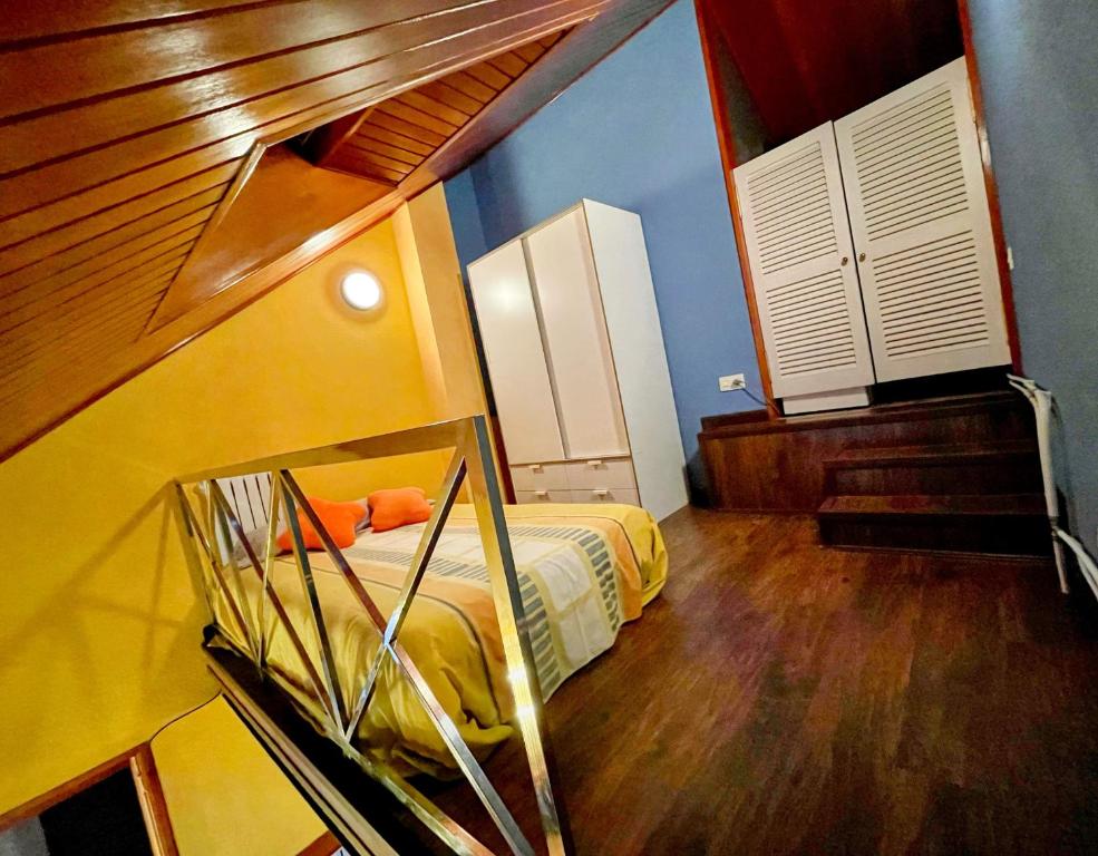 A bed or beds in a room at Buhardilla original