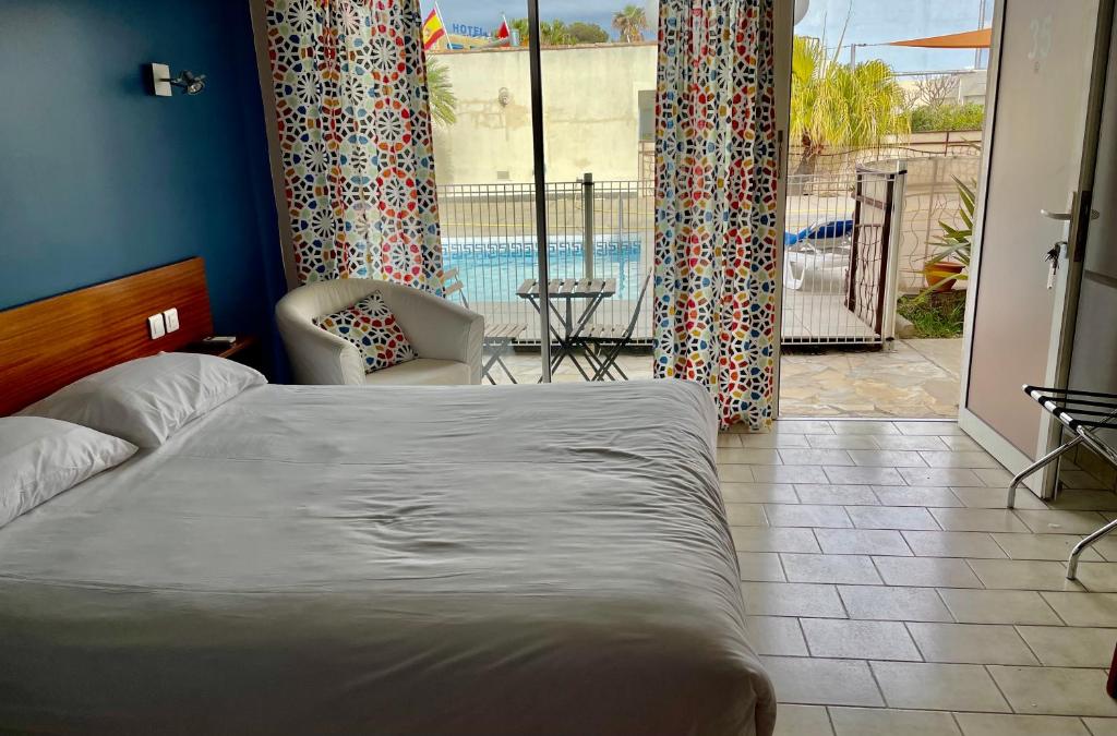 Postel nebo postele na pokoji v ubytování Amerique Hotel Palavas - Piscine - Plage