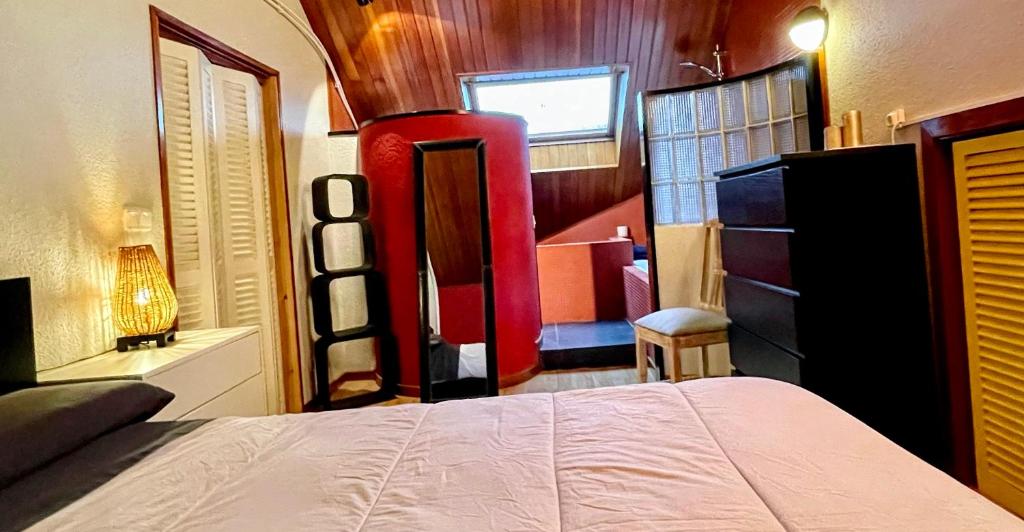 A bed or beds in a room at Buhardilla original