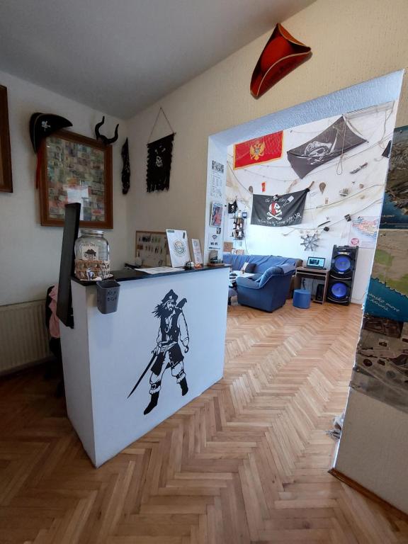 Istumisnurk majutusasutuses Pirate Backpackers