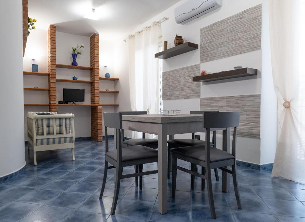 - une salle à manger avec une table et des chaises dans l'établissement La Rocca, à Nicosia