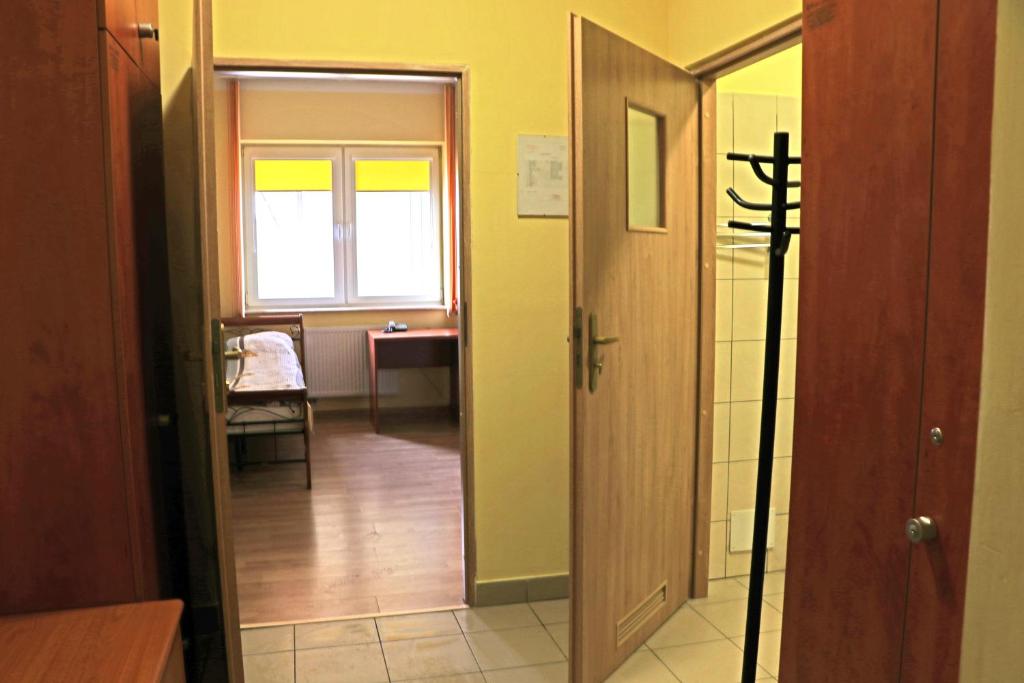 Letto o letti in una camera di Dom Studenta PANS - Akademik, Hostel