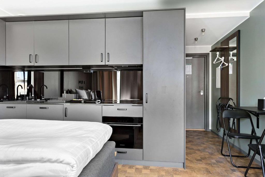 Kuchyň nebo kuchyňský kout v ubytování Sure Hotel Studio by Best Western Bromma