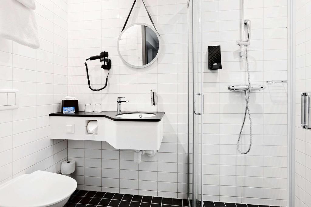 Koupelna v ubytování Sure Hotel Studio by Best Western Bromma