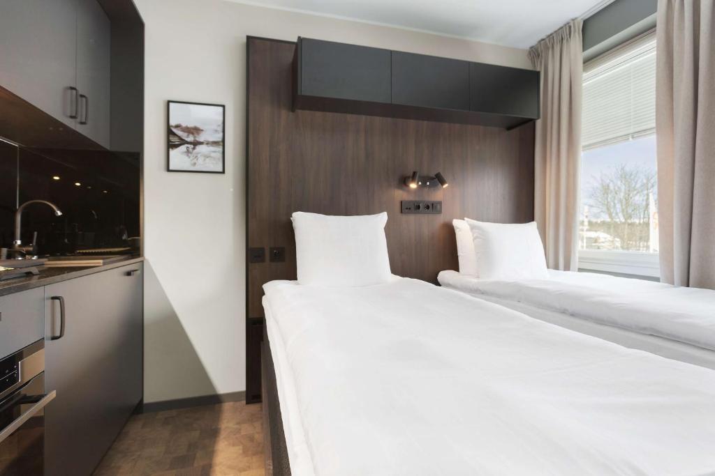 Postel nebo postele na pokoji v ubytování Sure Hotel Studio by Best Western Bromma
