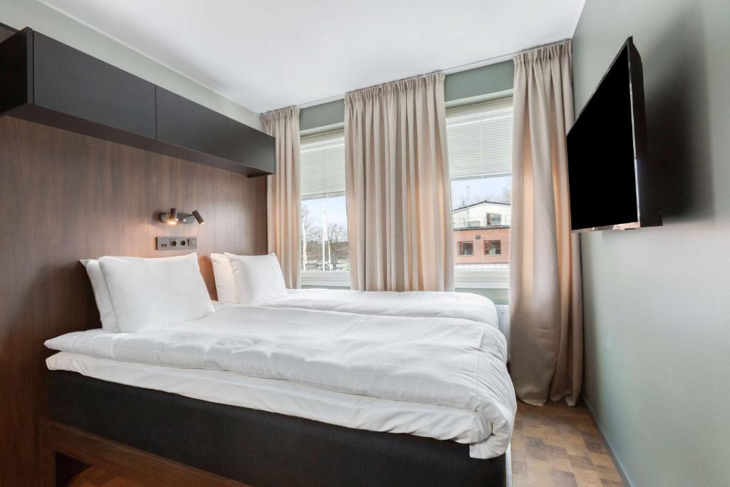 Postel nebo postele na pokoji v ubytování Sure Hotel Studio by Best Western Bromma