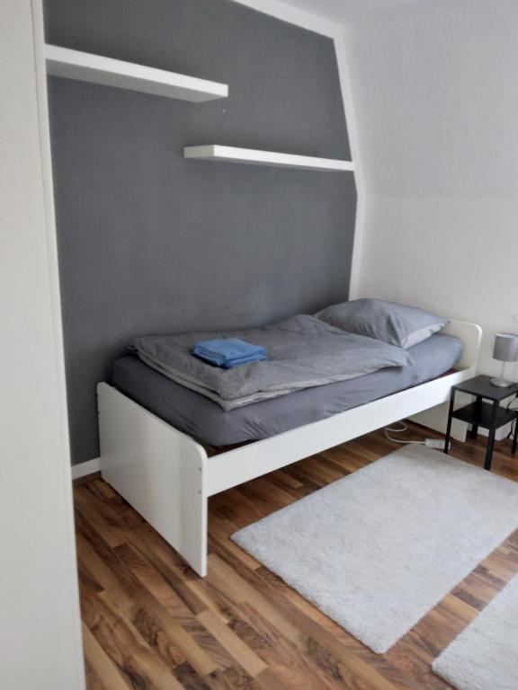 سرير أو أسرّة في غرفة في Geräumiges Appartement in Osnabrück