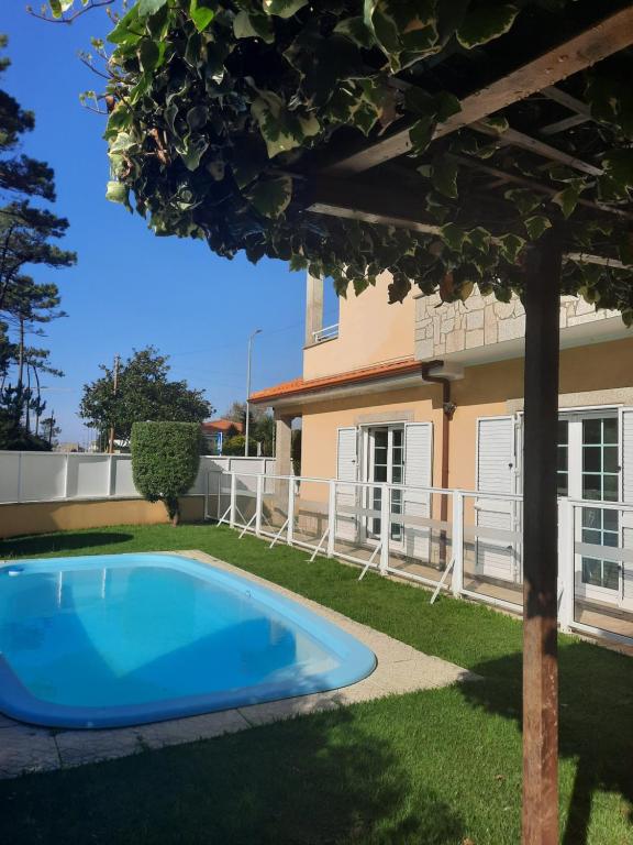 una piscina nel cortile di una casa di Smiling Places - Guest House in Labruge a Labruge