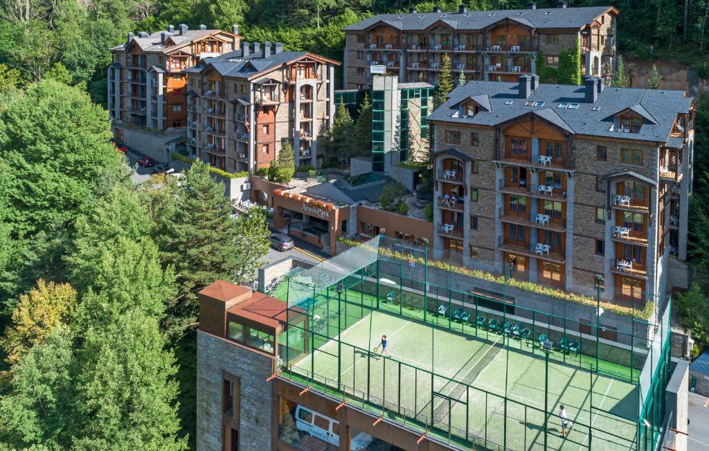 - un court de tennis au-dessus d'un bâtiment dans l'établissement Hotel AnyosPark Mountain & Wellness Resort, à Anyós