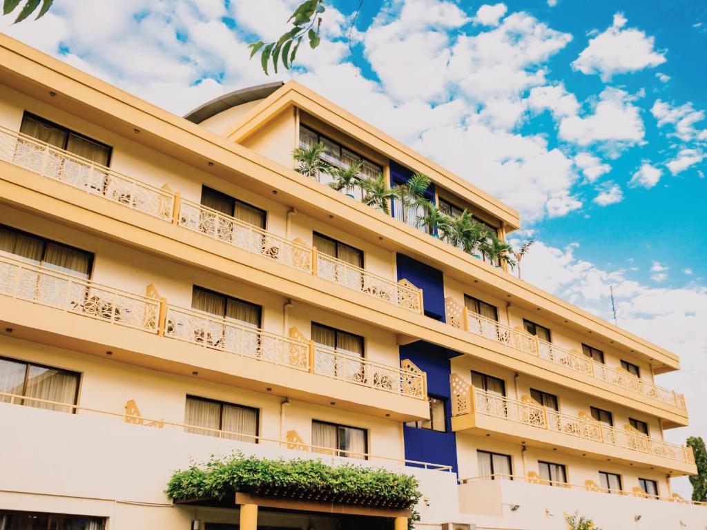 un edificio con plantas en los balcones en Peninsula Hotel Dar Es Salaam, en Dar es Salaam