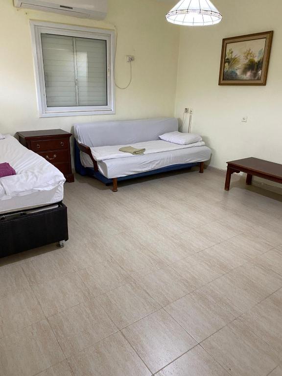 Postel nebo postele na pokoji v ubytování Ein Gedi Rooms Neve Zohar