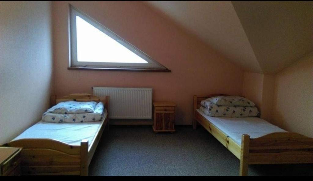 Posteľ alebo postele v izbe v ubytovaní Hostel Niedomice