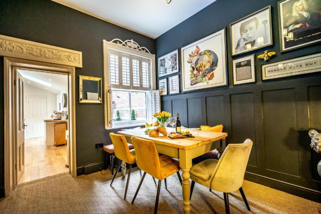 Galería fotográfica de 42 is the Answer- Stunning York townhouse appearing on TV Holiday Home Show en York