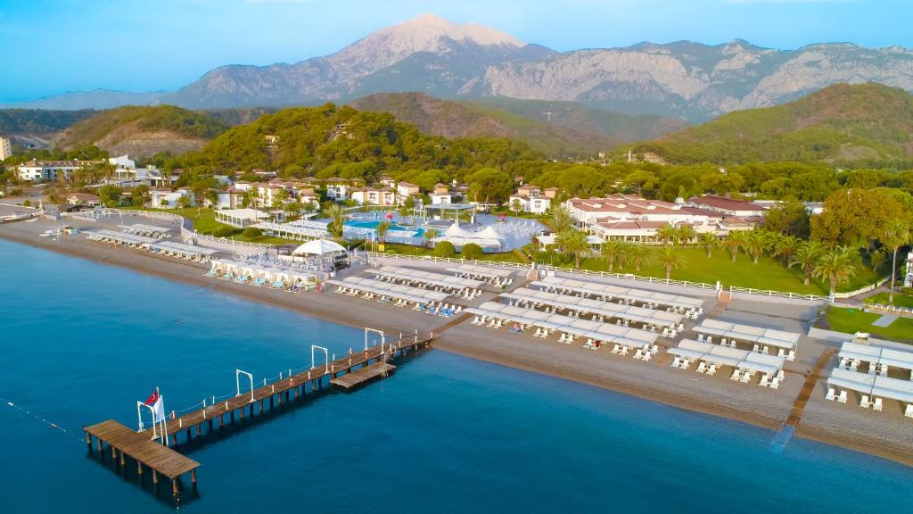 een luchtzicht op een resort naast het water bij Club Marco Polo - Premium All Inclusive in Kemer
