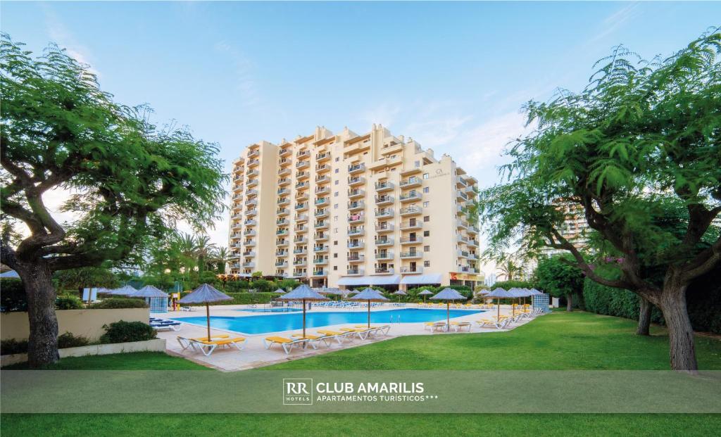 una representación de un hotel con piscina y un edificio en RR Club Amarilis, en Portimão