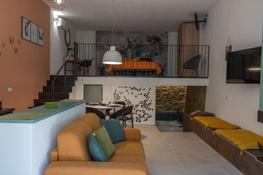 sala de estar con sofá y mesa en A 20 Passi..., en Rocca Imperiale