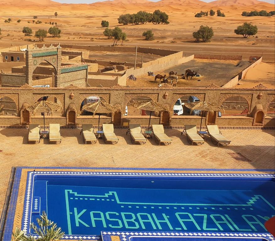 een luchtzicht op een zwembad in de woestijn bij Kasbah Azalay Merzouga in Merzouga