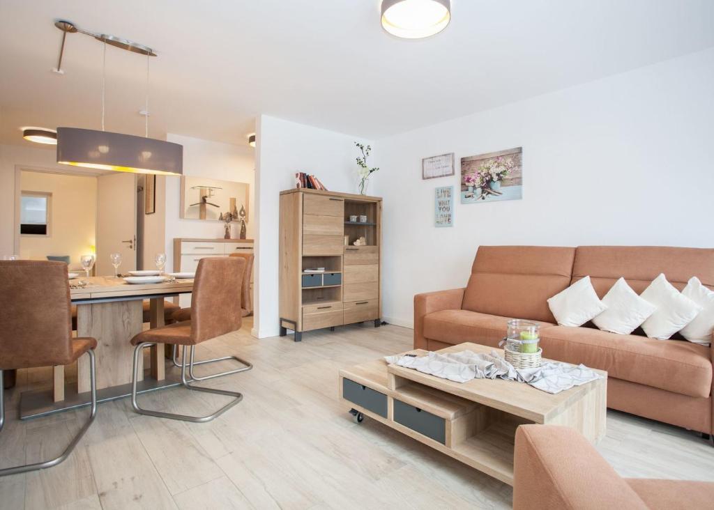 sala de estar con sofá y mesa en Combi Apartment Kappenblick 1 en 2 Winterberg en Winterberg