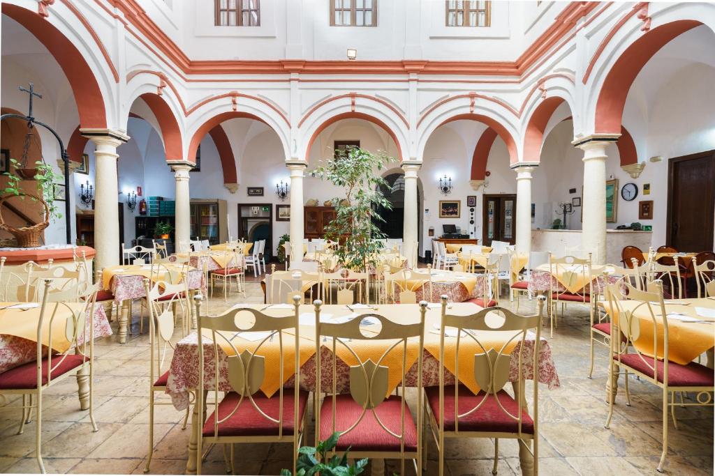 une chambre avec des tables et des chaises dans un bâtiment dans l'établissement Hotel Marqués de Torresoto by Vivere Stays, à Arcos de la Frontera