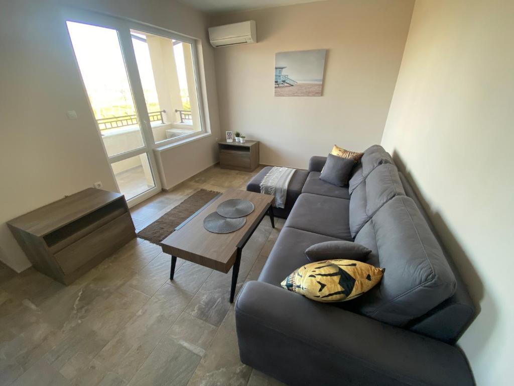 a living room with a couch and a table at NM Residence in Shkorpilovtsi