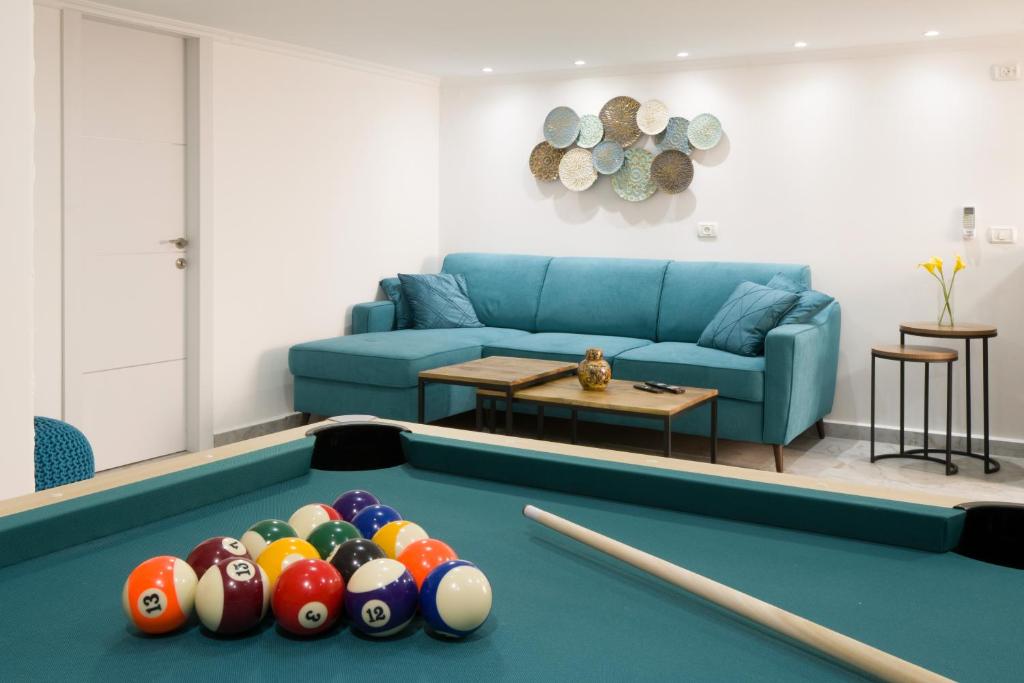 een woonkamer met een pooltafel met ballen erop bij Apartment with jacuzzi & pool table, Haifa center close to Bahai Garden in Haifa
