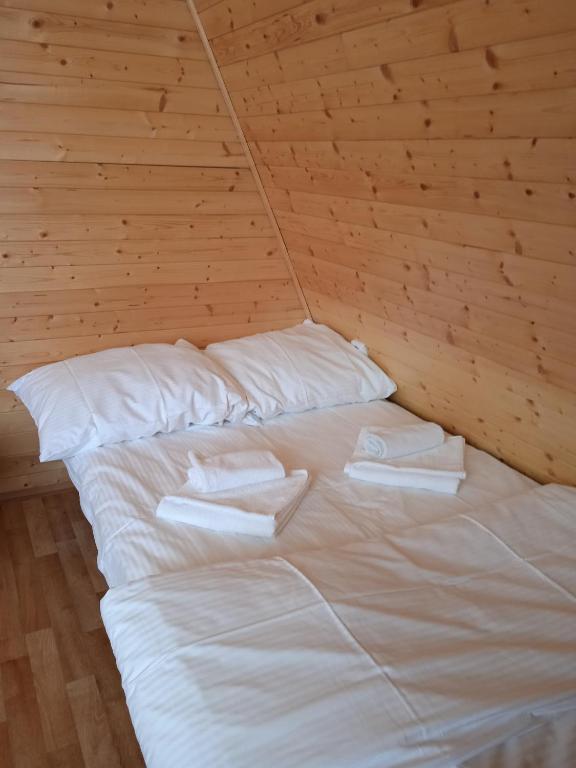 Postel nebo postele na pokoji v ubytování Chatky Sázava