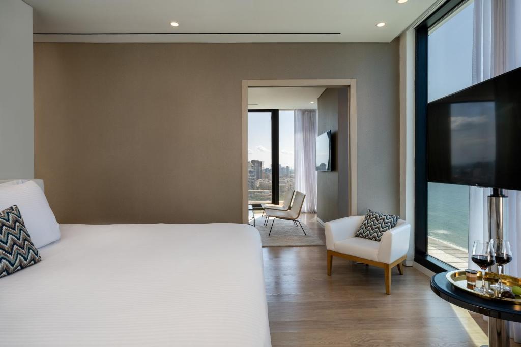 TV in/ali zabaviščno središče v nastanitvi Vert Lagoon Netanya By AFI Hotels