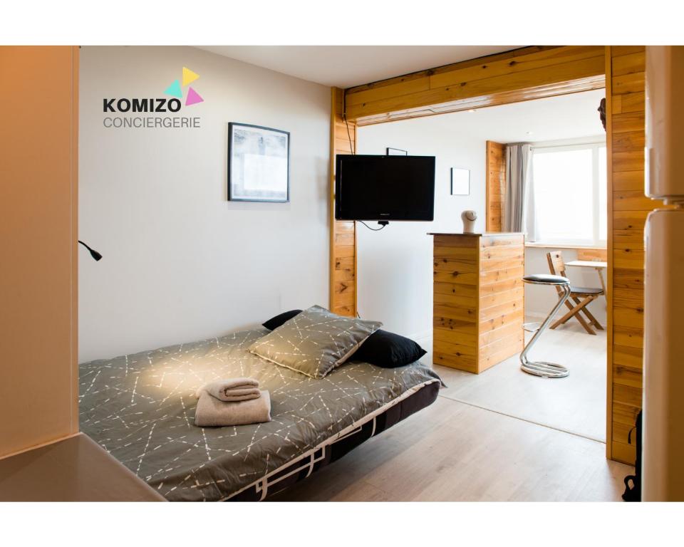 um quarto com uma cama e uma televisão num quarto em Léchappé belle em Leucate