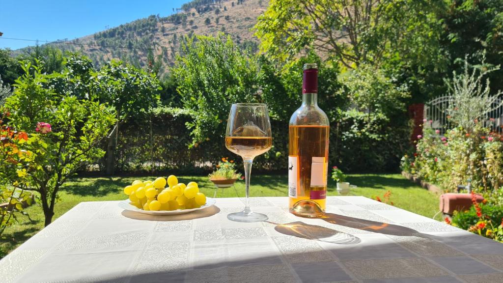 una bottiglia di vino e un bicchiere su un tavolo di Veranda B&B a Berat