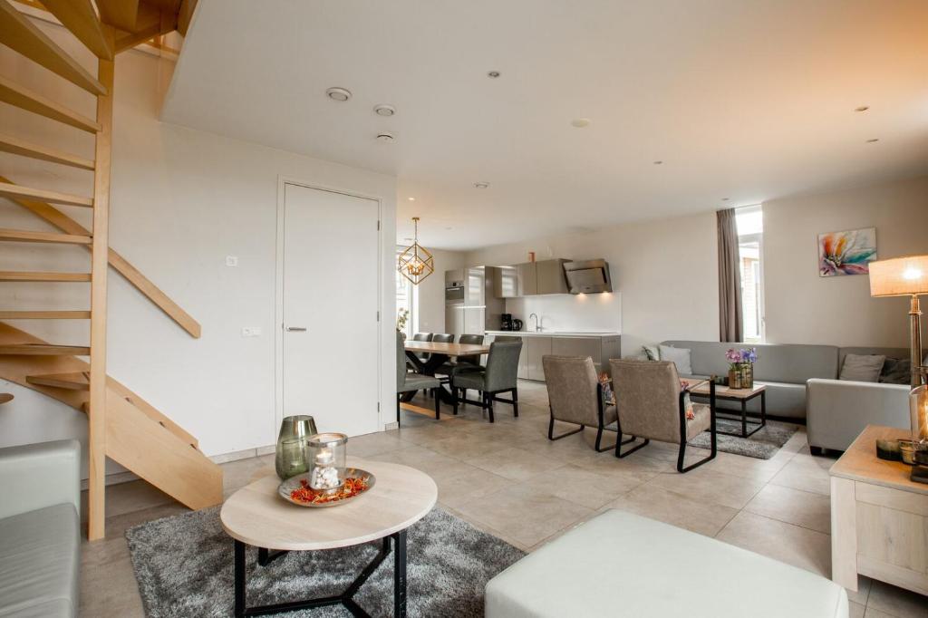 uma sala de estar com uma sala de jantar e uma cozinha em Group accommodation em Valkenburg