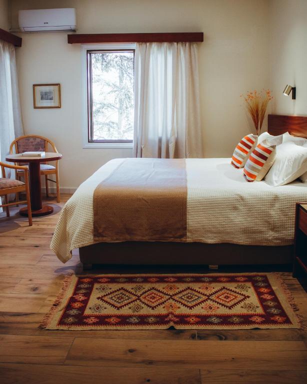 Postel nebo postele na pokoji v ubytování Kallithea INN