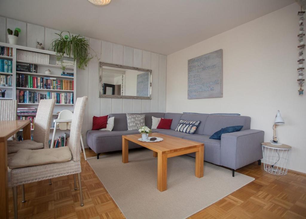uma sala de estar com um sofá e uma mesa em Appartement - Weltringpark 2-D Winterberg em Winterberg