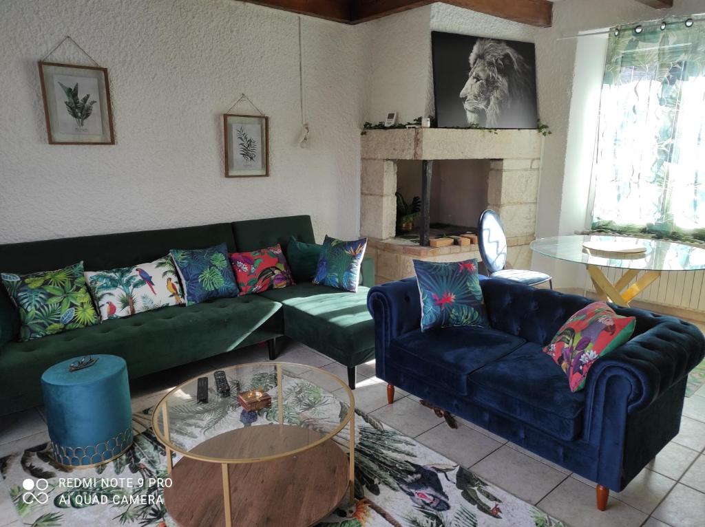 - un salon avec un canapé vert et 2 chaises dans l'établissement Chez Marie, à Alès