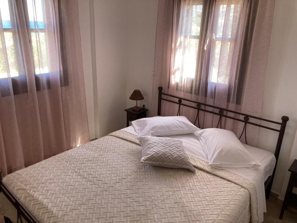 Łóżko lub łóżka w pokoju w obiekcie Kouremenos Beach Apartments