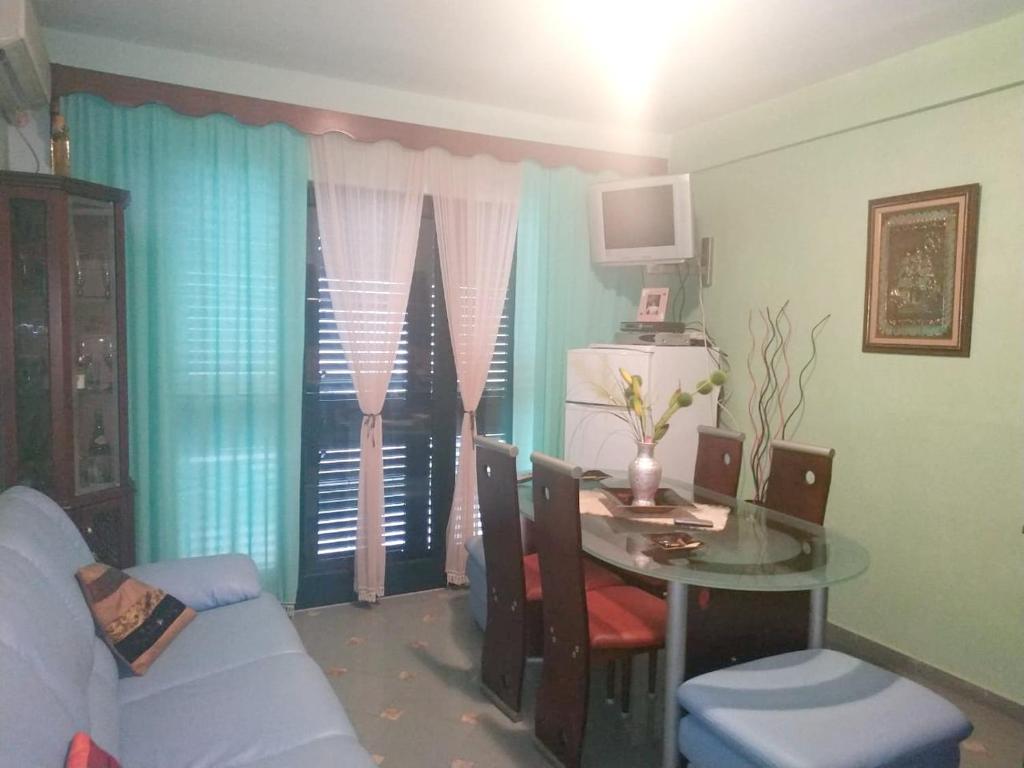 One bedroom appartement at Durres 50 m away from the beach with sea view and furnished balcony - Image 5