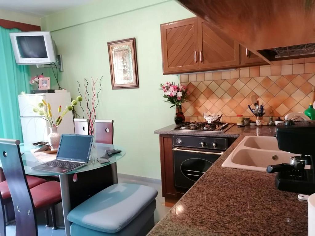 One bedroom appartement at Durres 50 m away from the beach with sea view and furnished balcony - Image 4