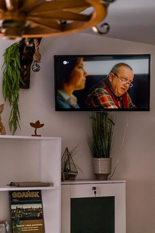 Televízia a/alebo spoločenská miestnosť v ubytovaní Stylowy apartament w historycznej części Gdańska