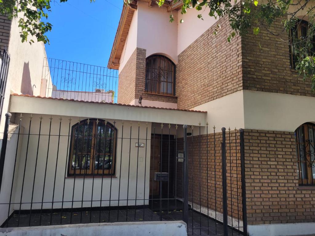 une maison avec une clôture devant elle dans l'établissement Casa Balcarce, à Godoy Cruz