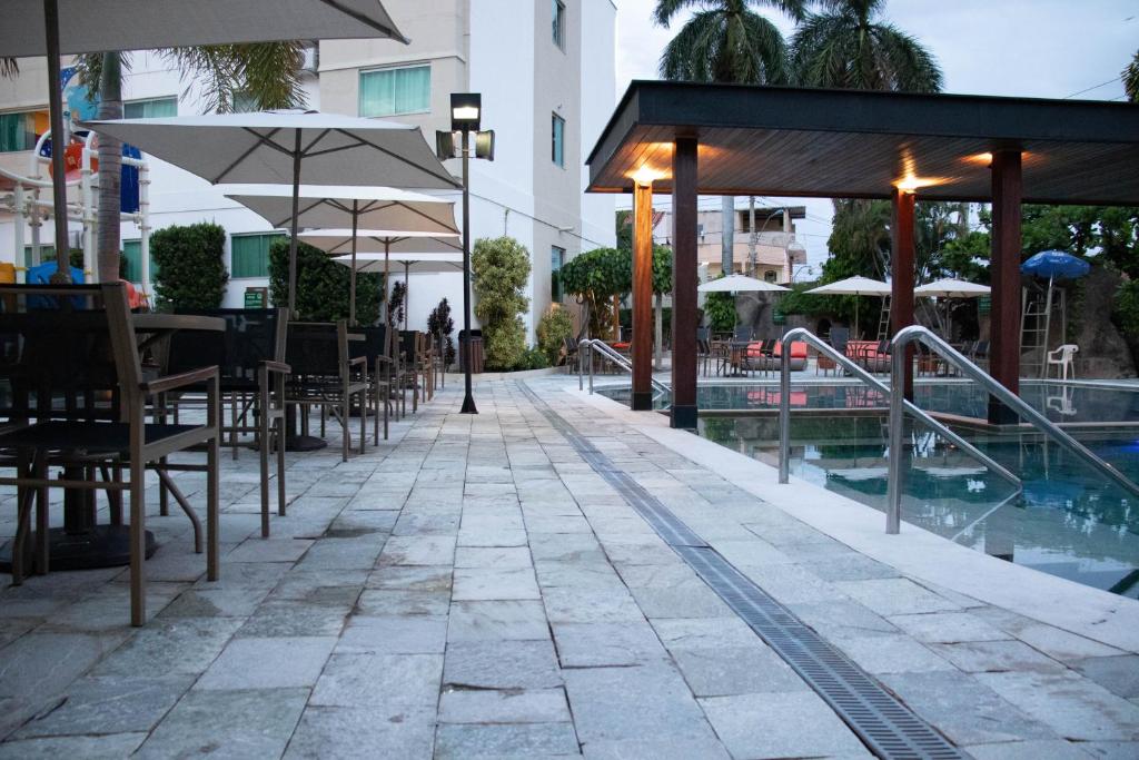 A piscina localizada em Hotel Morada do Sol ou nos arredores
