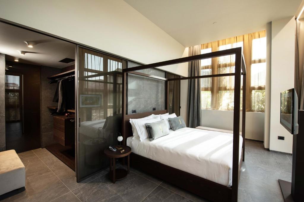 Postel nebo postele na pokoji v ubytování Gold Tower Lifestyle Hotel