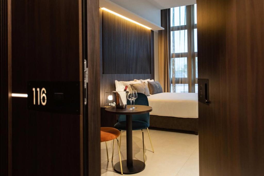 Postel nebo postele na pokoji v ubytování Gold Tower Lifestyle Hotel