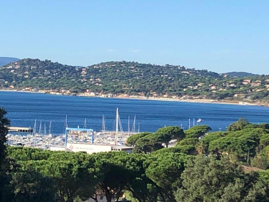 une vue d'un port avec des bateaux dans l'eau dans l'établissement Duplex vue mer golf de Saint-Tropez plage à 300m, aux Issambres