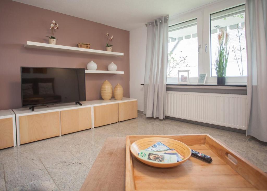 En tv och/eller ett underhållningssystem på Appartement - Neuastenbergerstrasse 4 Neuastenberg